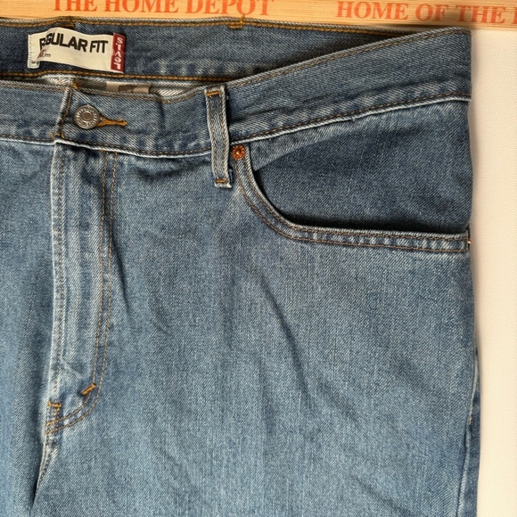 Levi's Men's 505 Regular Fit Straight Leg medium wash Blue Size (42x30) - Picture 4 of 7